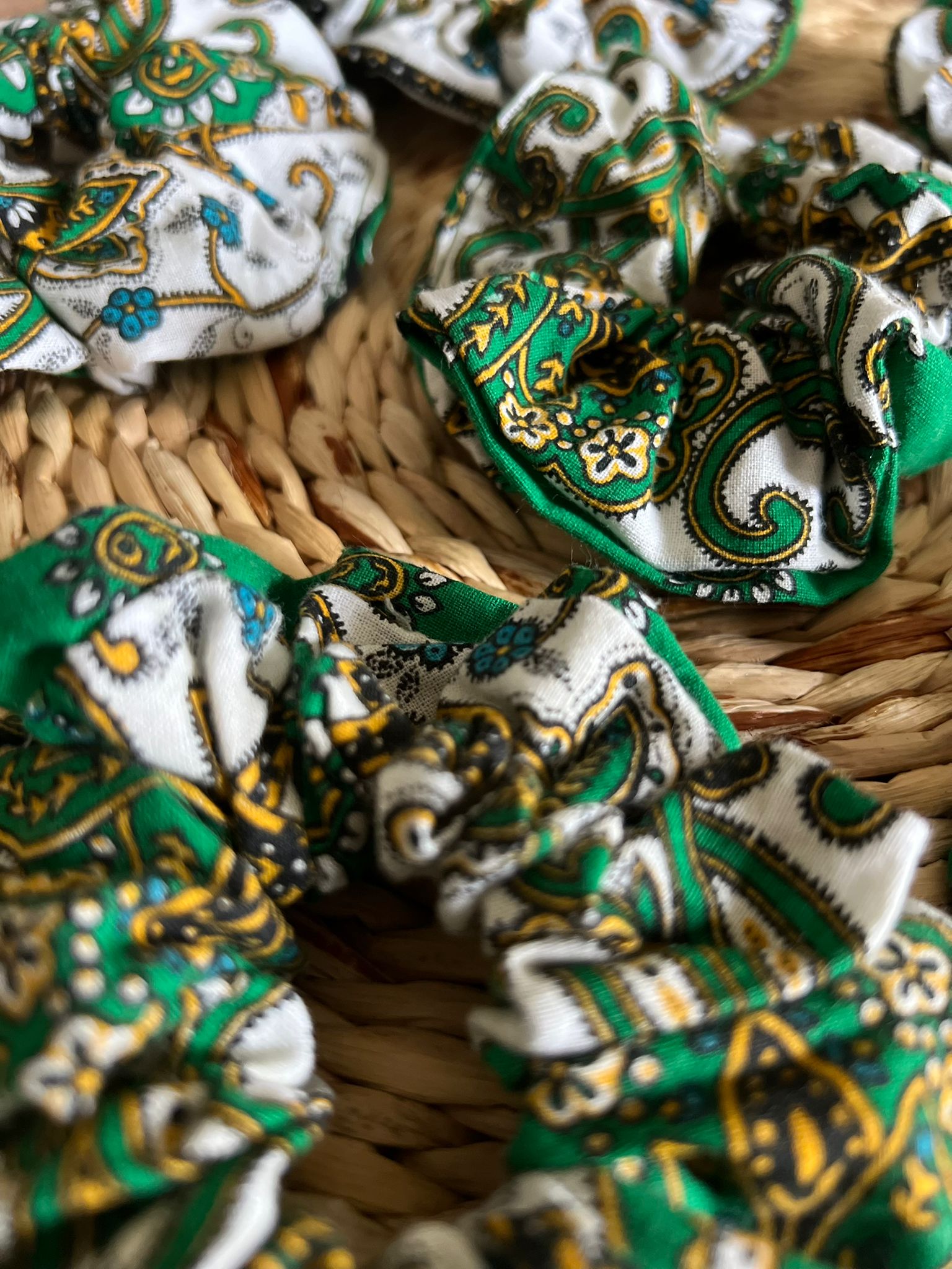 Chouchou vert foncé à motif