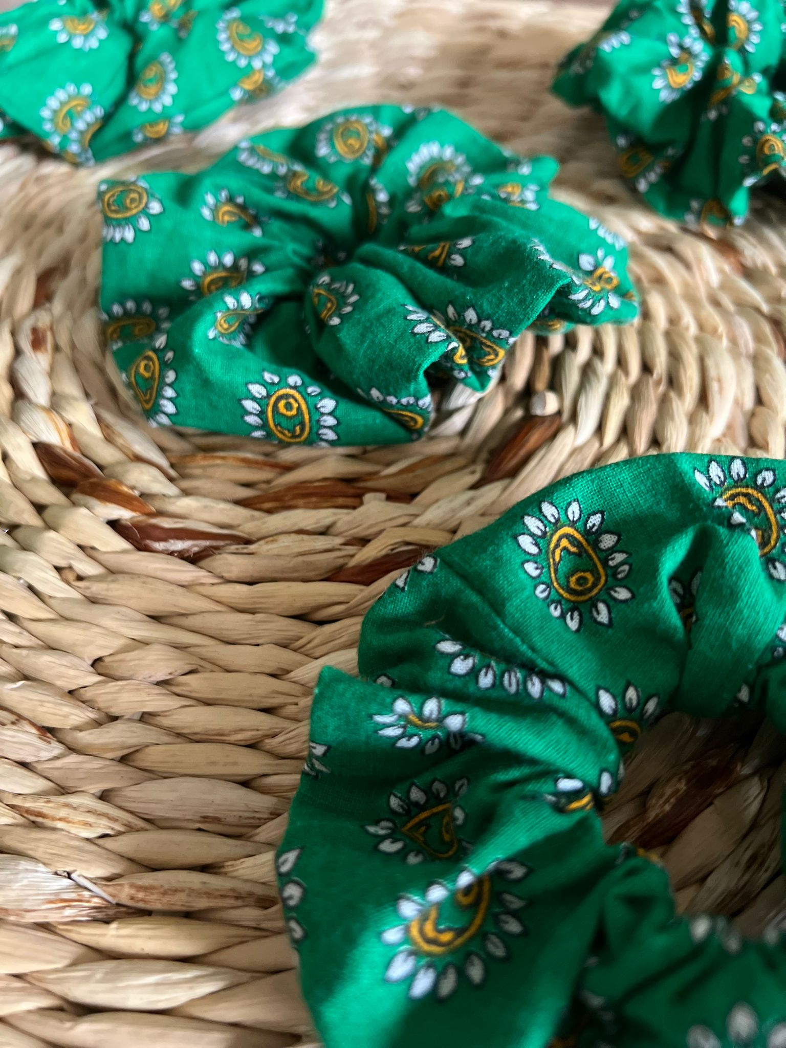 Chouchou vert foncé à motif Fleurs